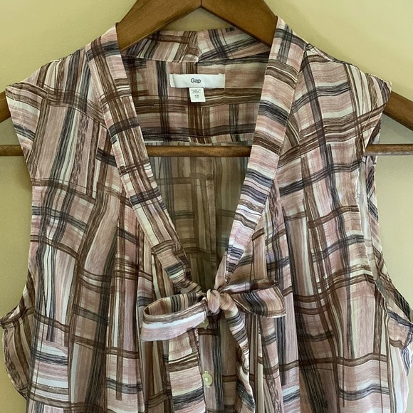 GAP Silk like sleeveless blouse. Pink grey tan print. - Picture 2 of 7